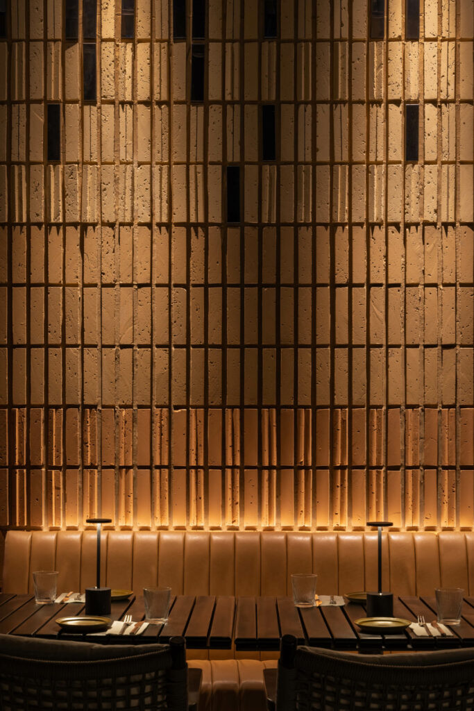 长墙排队餐桌前