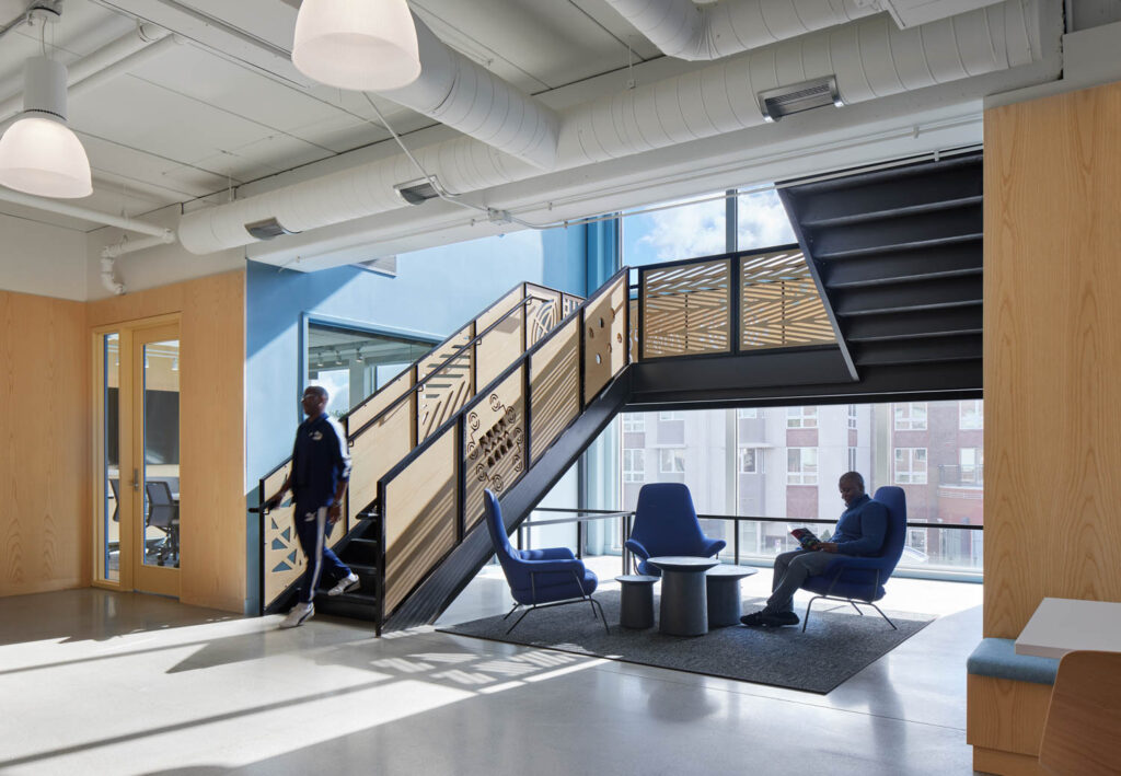 钢阶梯加橙木板窗前