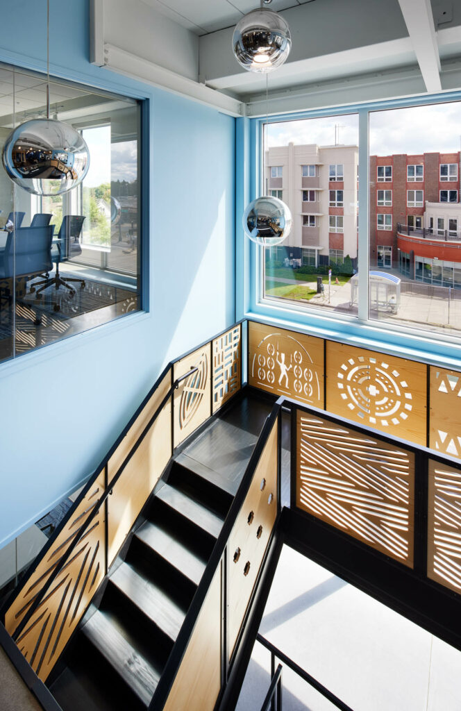 连接二楼和三楼特征模式的阶梯切入Jones设计的胶合板并允许光滤入空间