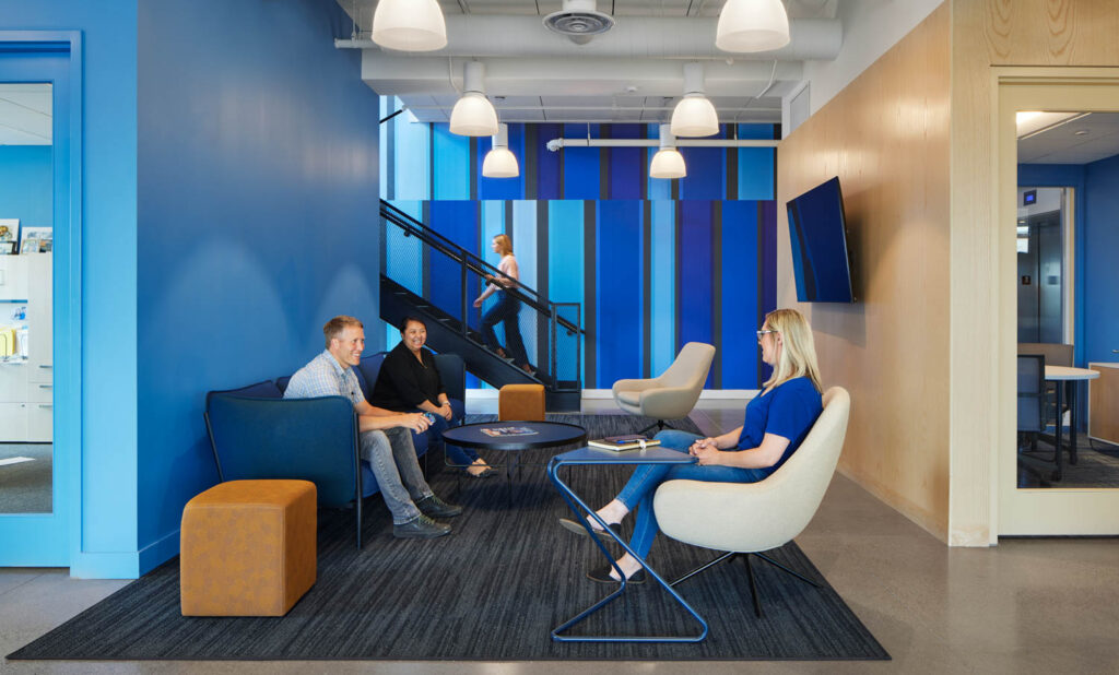 人聊天蓝休息区 白椅子和橙子凳