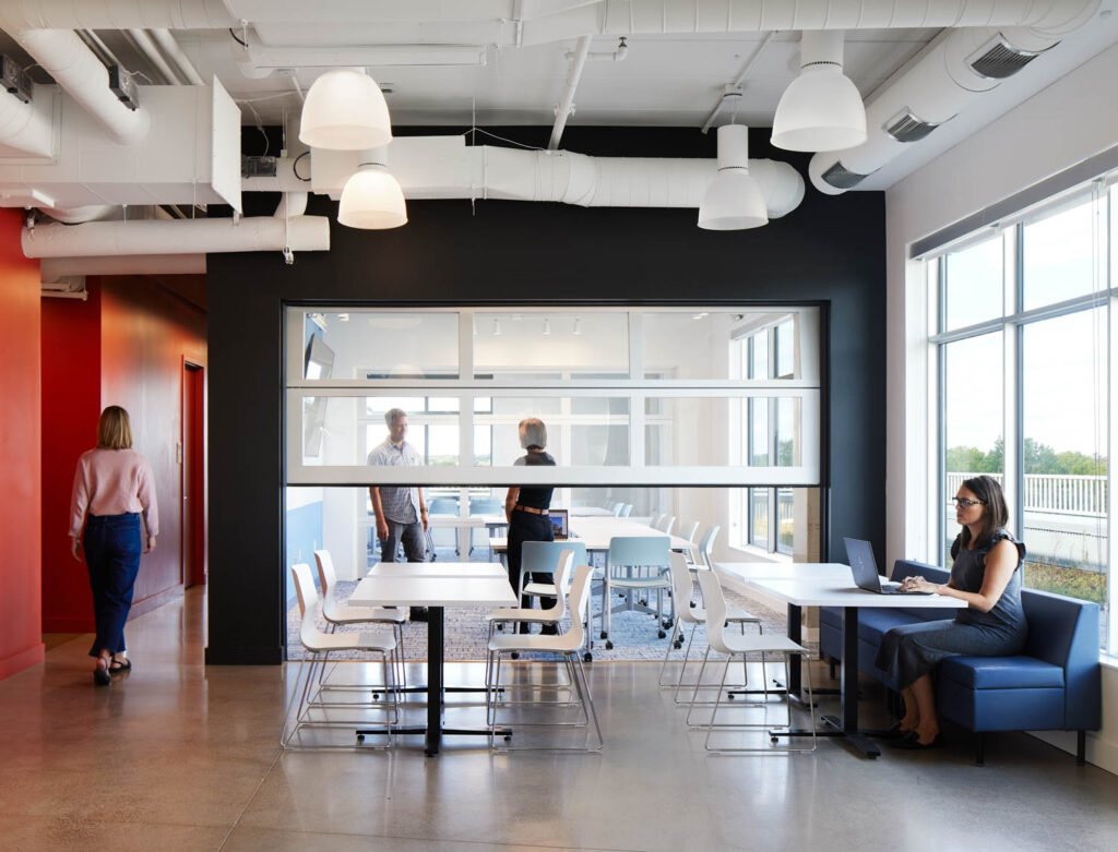 一个女人用笔记本电脑在蓝沙发上工作,