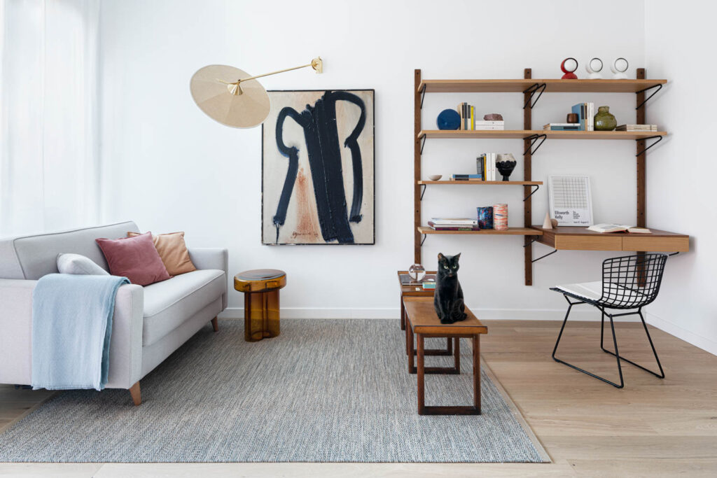 沙发前的办公桌 生活区包括墙上现代艺术