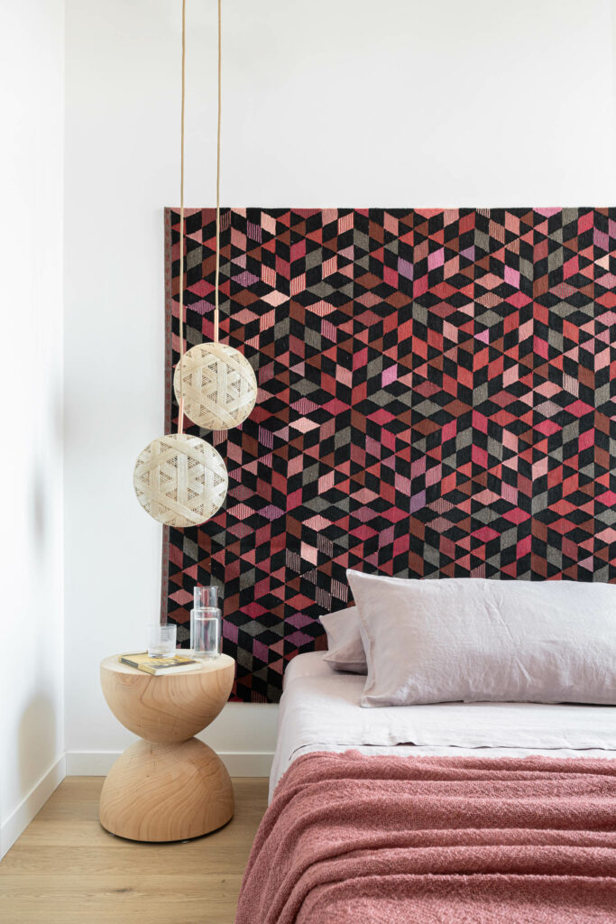 粉红色图形地毯用作靠边表和嵌入式灯的床顶头板