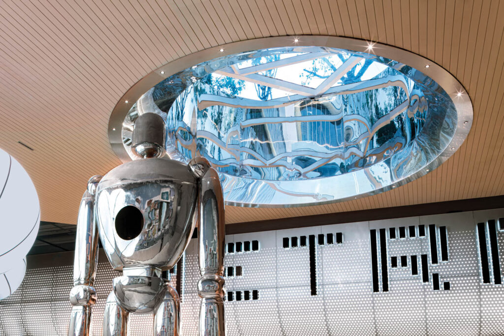 不锈钢机器人站在天窗下 地铁站第19届亚洲博弈