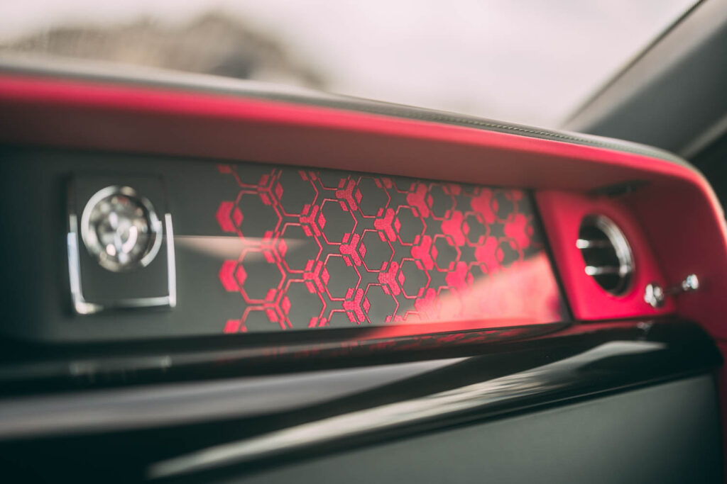 Rolls-Royce幻影二集内装红色显示器