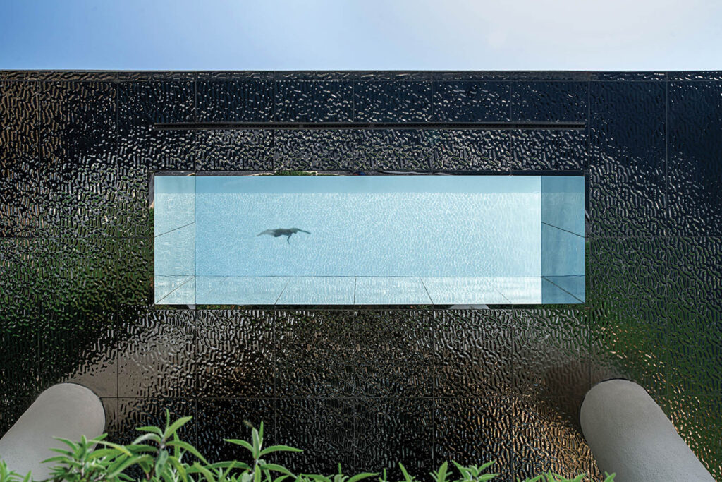 空拍房顶池 人游泳