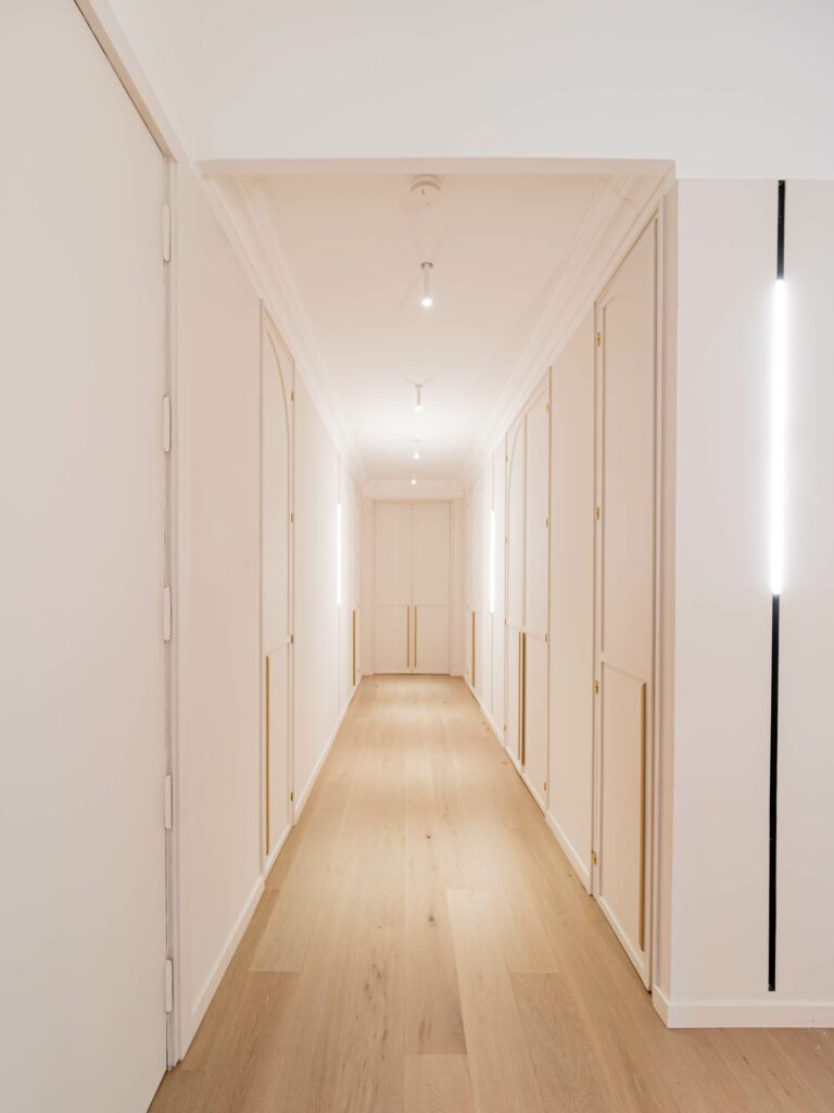 走廊轻木板和白墙