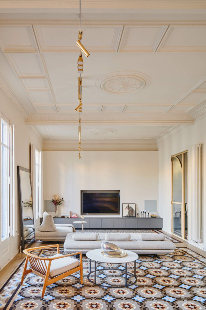 现代客厅配有图形瓦和灰沙发