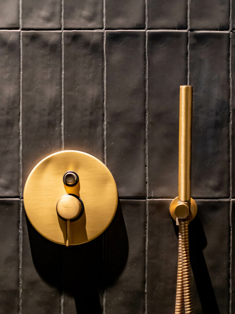 金雨固定件对黑瓦