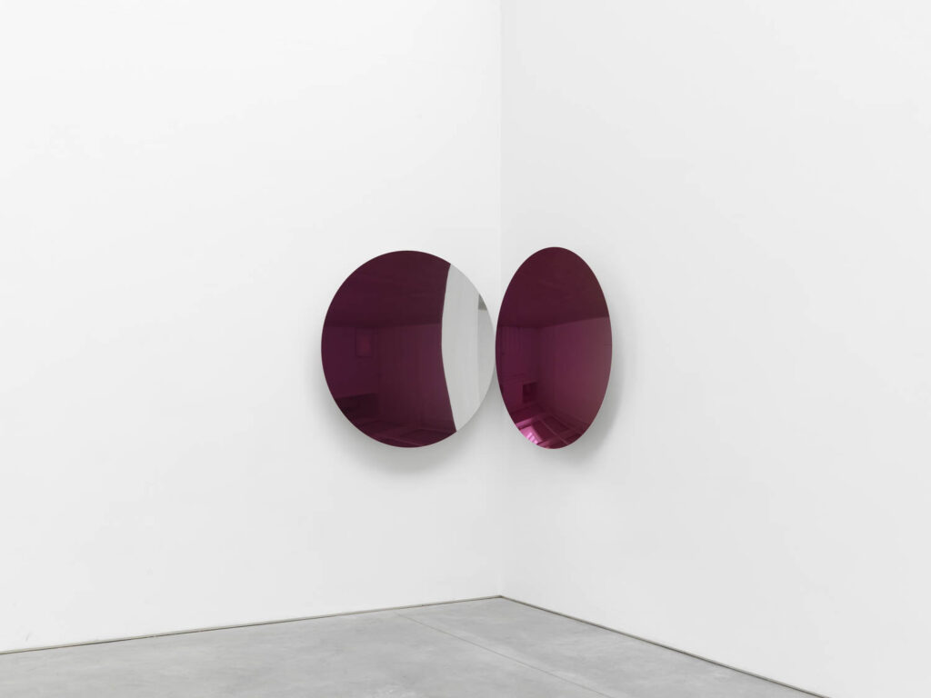 雕塑由两个反射圈组成 坐在画廊墙上