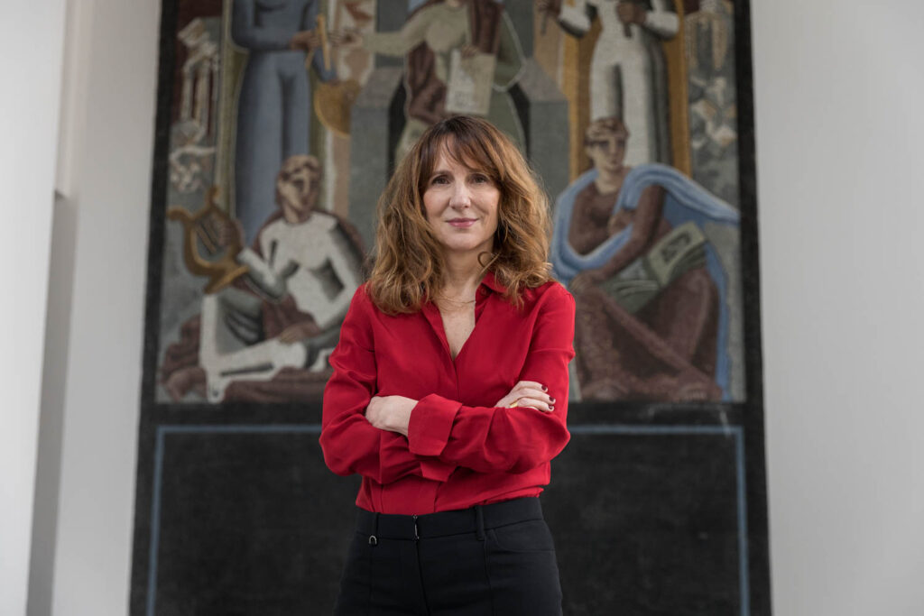 Ersilia Vado用双臂交叉向相机