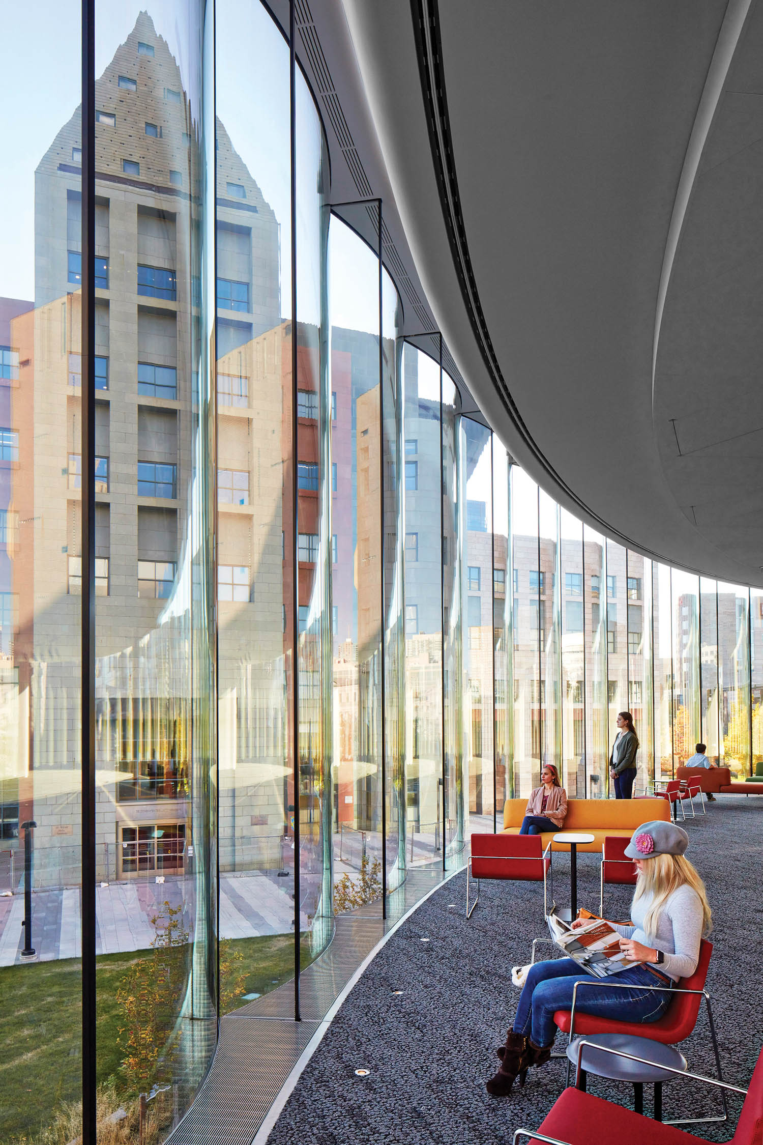 人坐在玻璃墙窗口阅读丹佛美术馆