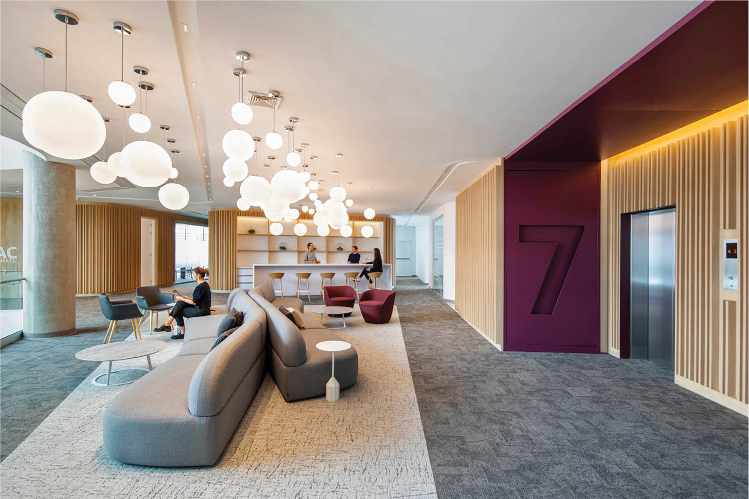 大切7墙上办公空间并排挂灯