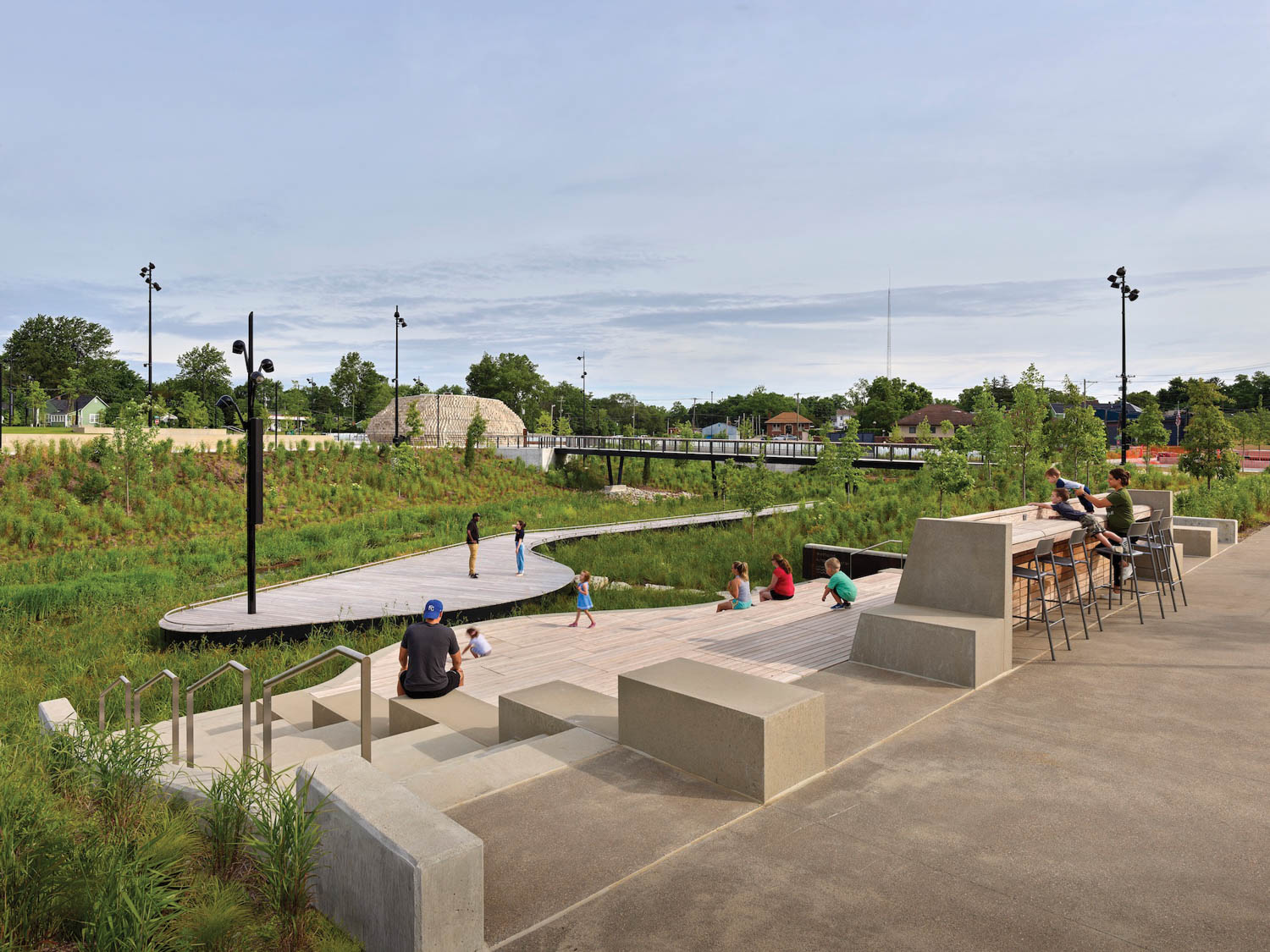 访问者坐在水泥楼梯前广场草场