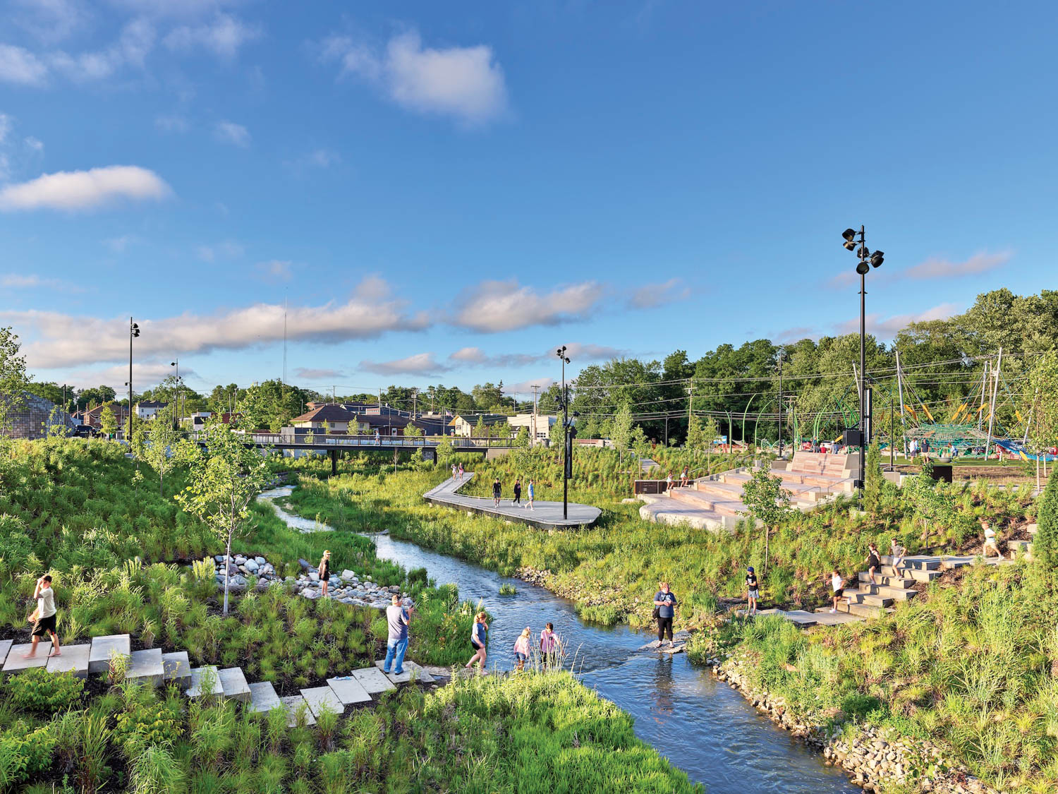 楼梯下游小溪 由两侧绿化环绕