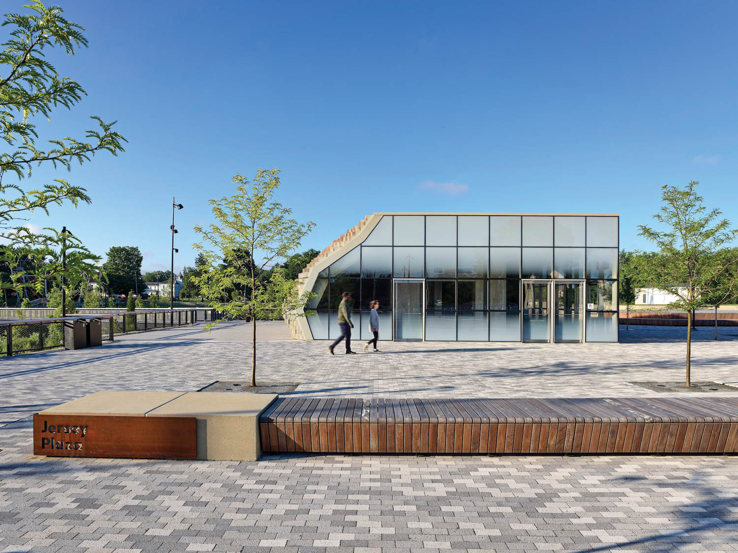 大交界广场前的长椅 楼窗带雾膜阻塞阳光