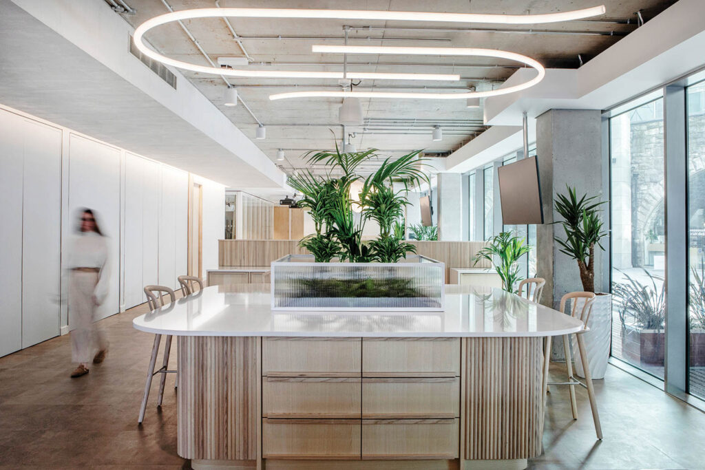 开阔柜台 楼对楼窗旁有椅子 开绿灯