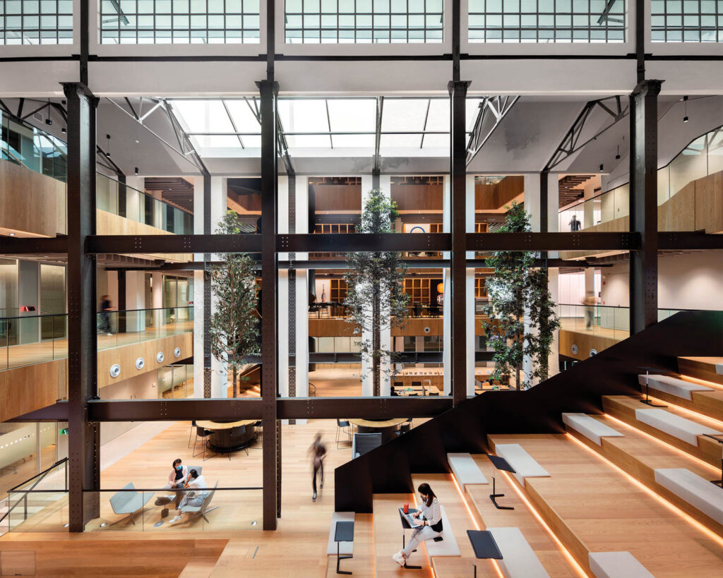 由玻璃墙侧侧的两端楼梯