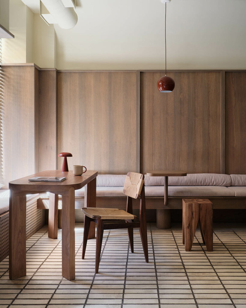 木制表持有报社和咖啡店红蘑菇