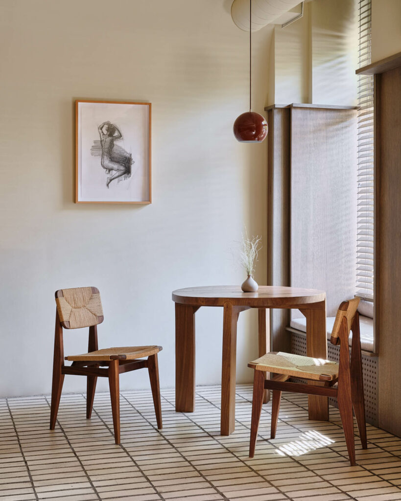 两张现代轮椅环绕木质表 下方木炭素描 一个女人挂在咖啡店墙上