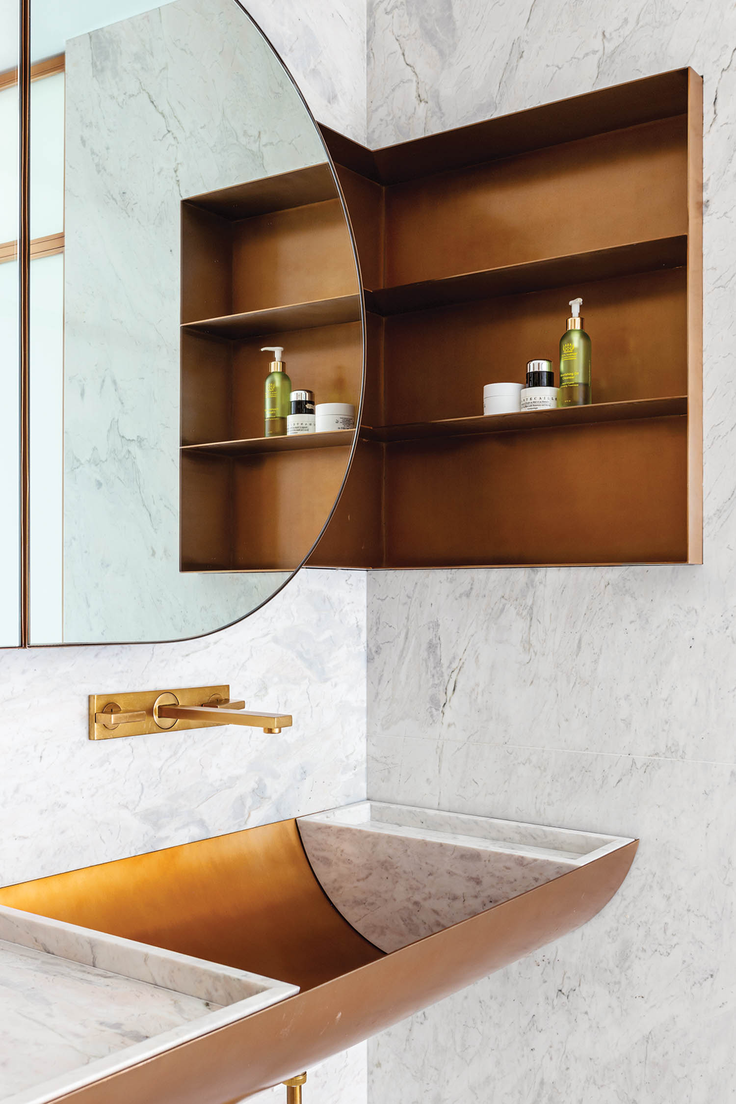 卫生间虚构白大理石和铜槽,右侧有木架开