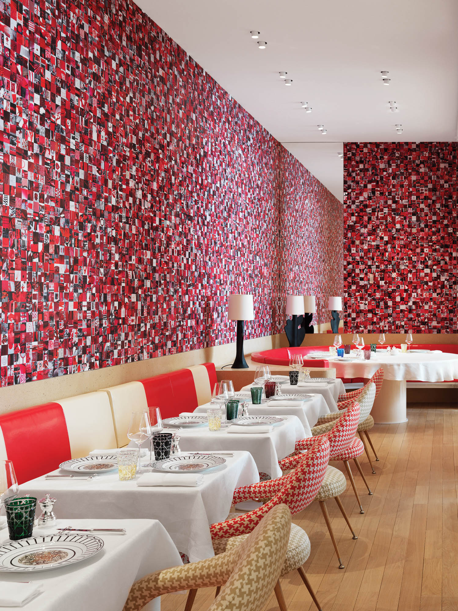 红白座椅匹配红墙纸室内食用区对面同颜色的猎狗牙椅