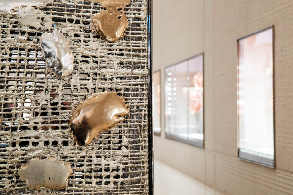 金银细节嵌入迪奥尔城墙