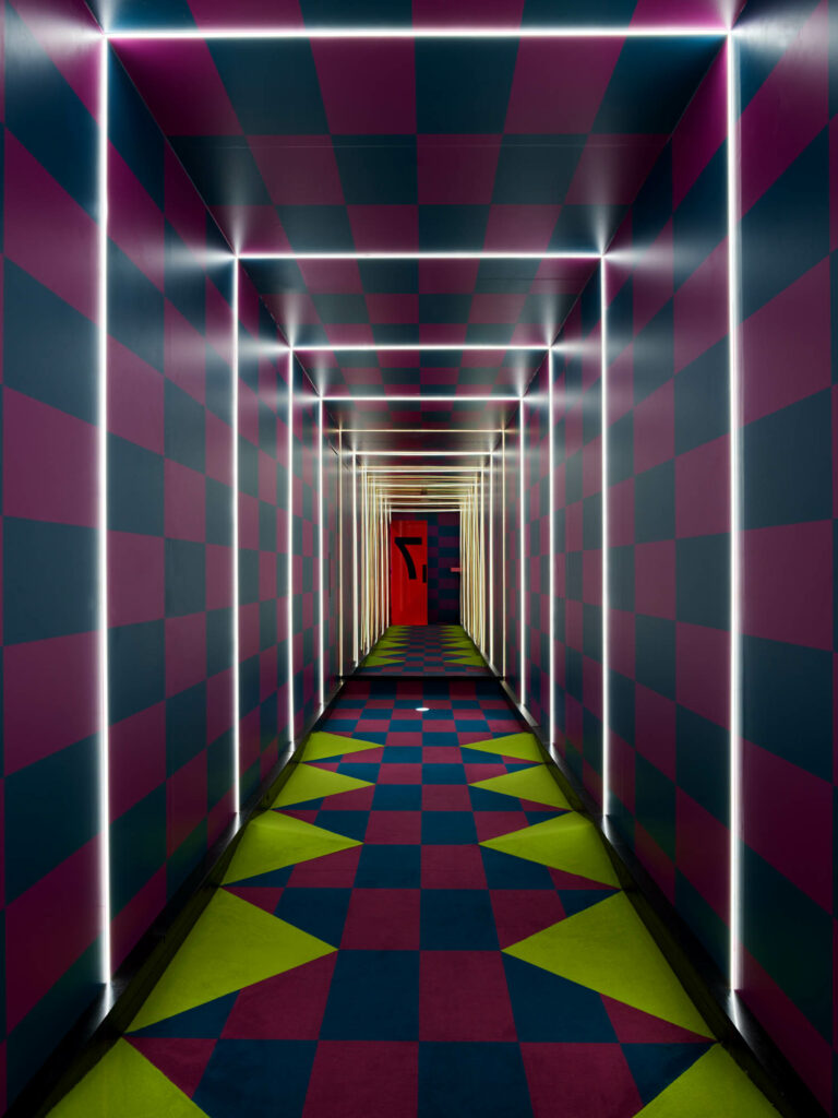 棋盘走廊延伸至第七洞