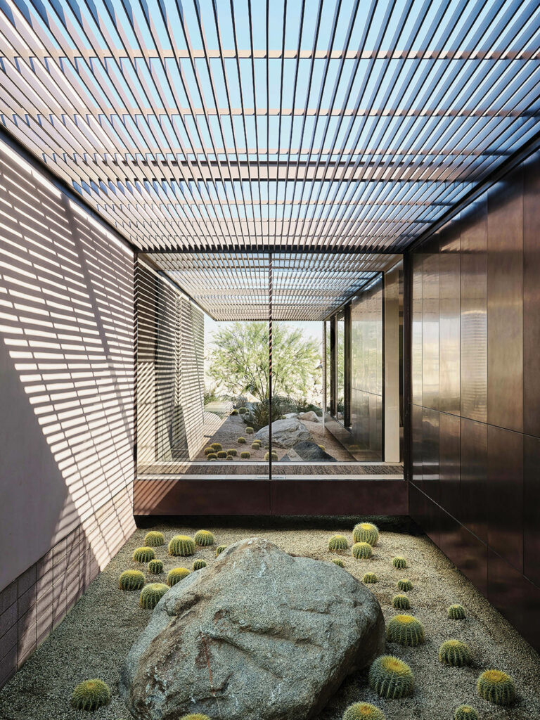 仙子和巨石由开机金属栅格搭建成室内外空间