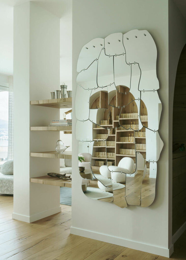 墙面镜像由几面有机镜像组成