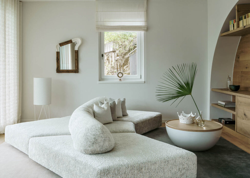 大休息者置小咖啡桌前加绿菜