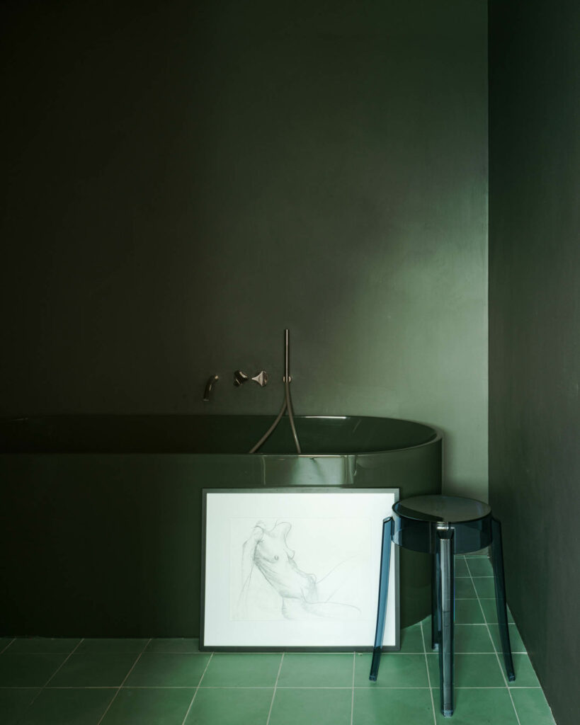 木炭素描 人休息前 绿浴盆