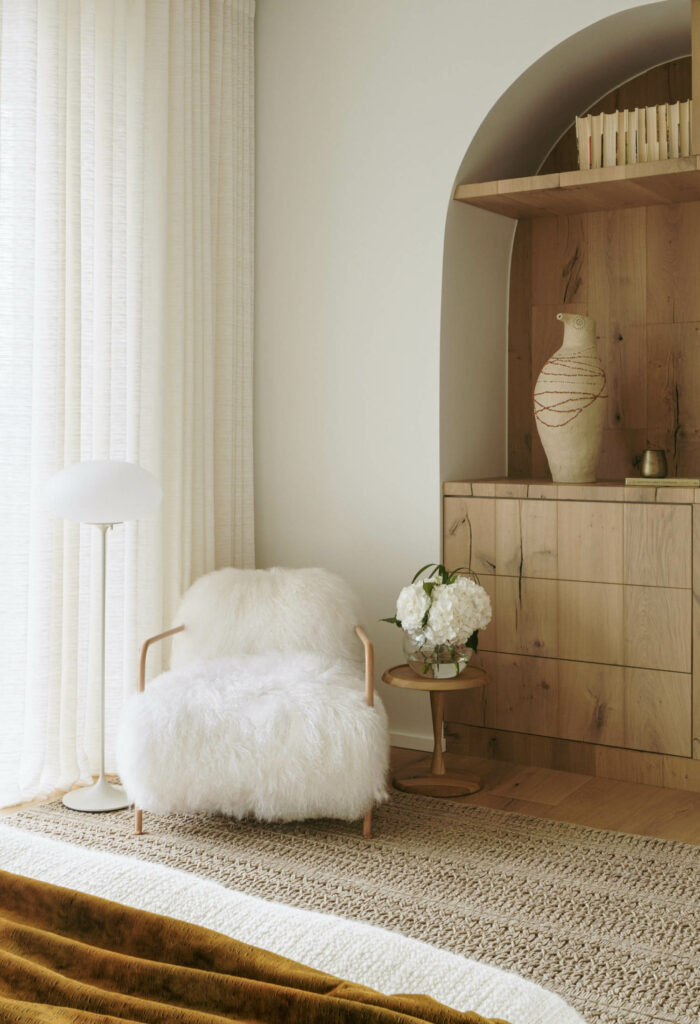 模糊口音轮椅旁边建在拱架上