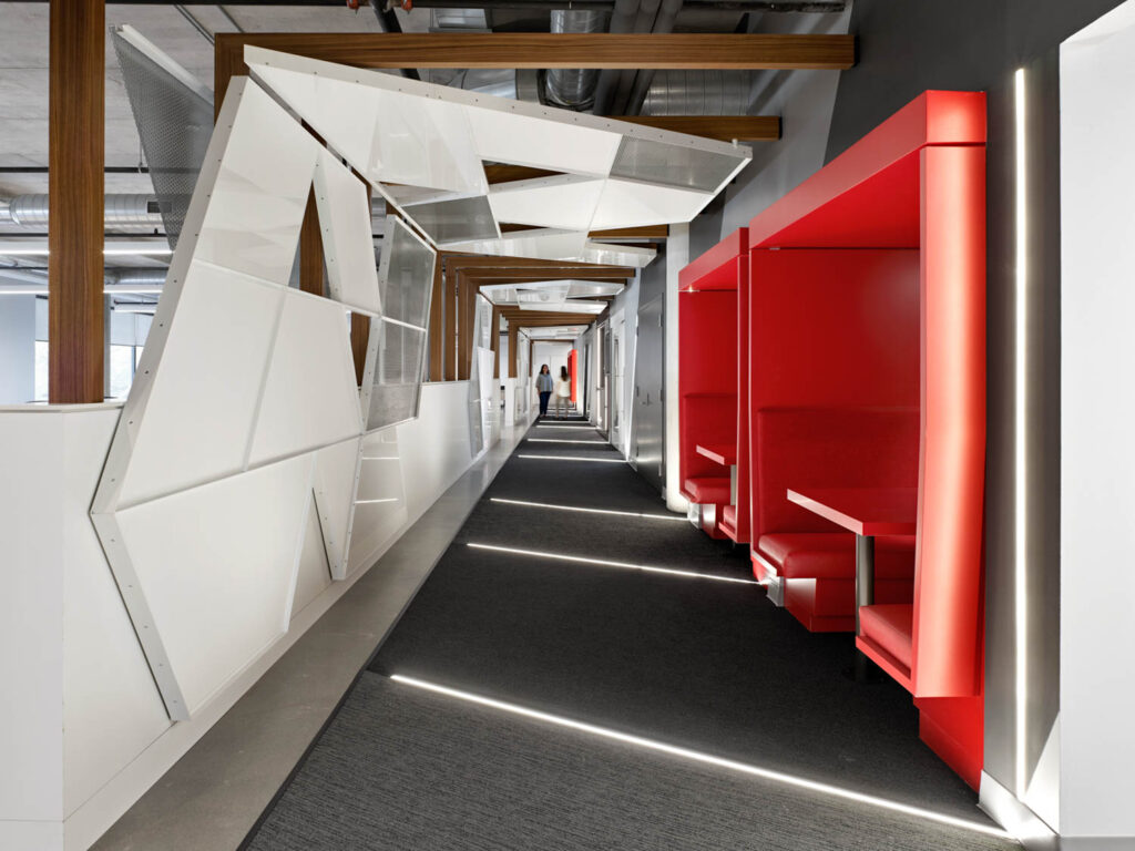 红色隔间排行白灰走廊一墙