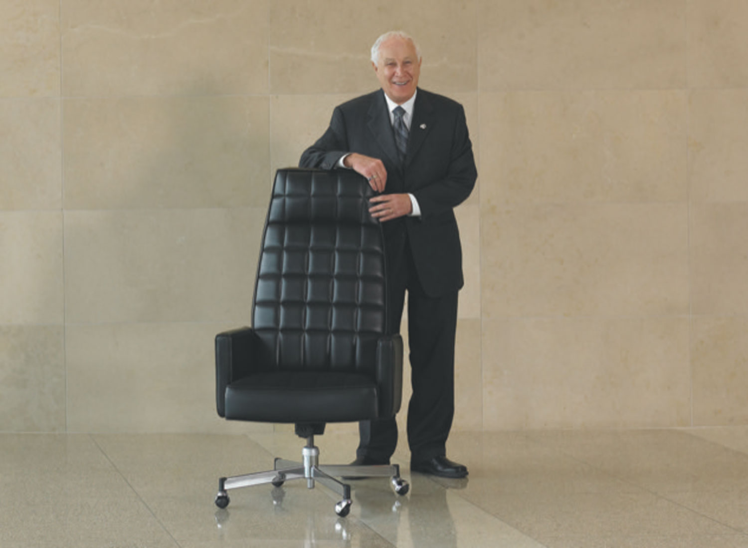 索尔费尔德贝格站在黑厅轮椅旁