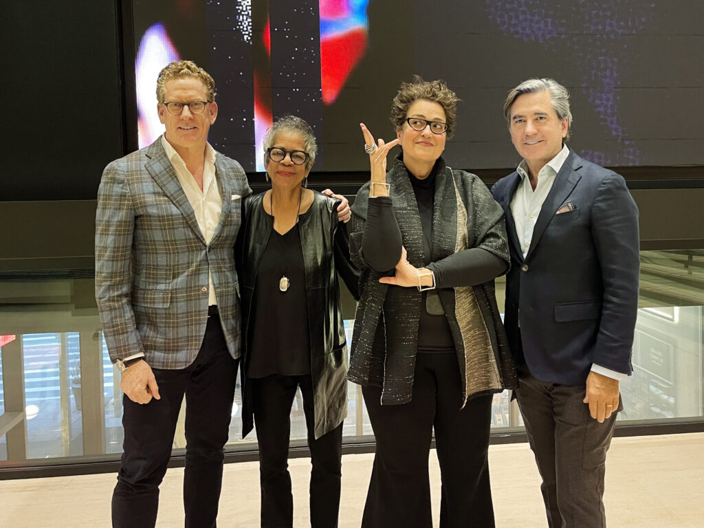 Cindy Allen电影放映期间Famers大厅