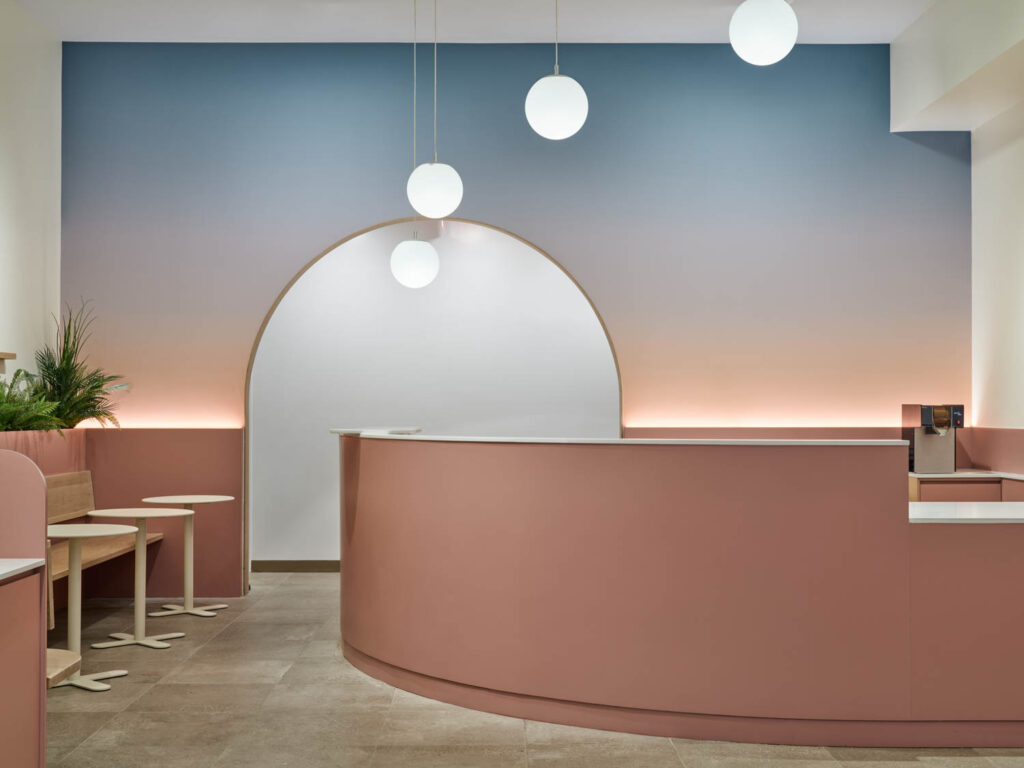 后方墙画日落 即卡利科壁纸 从紫色转向温暖粉红色