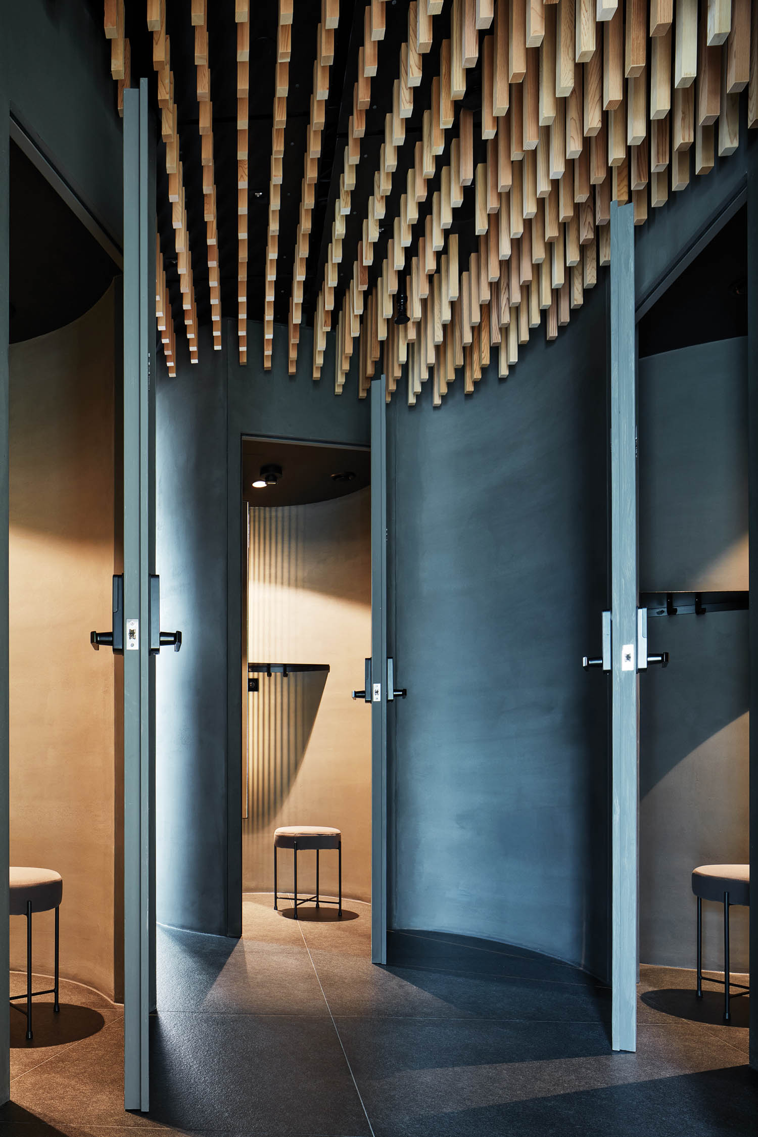 棒从天花板悬起 医学SPA