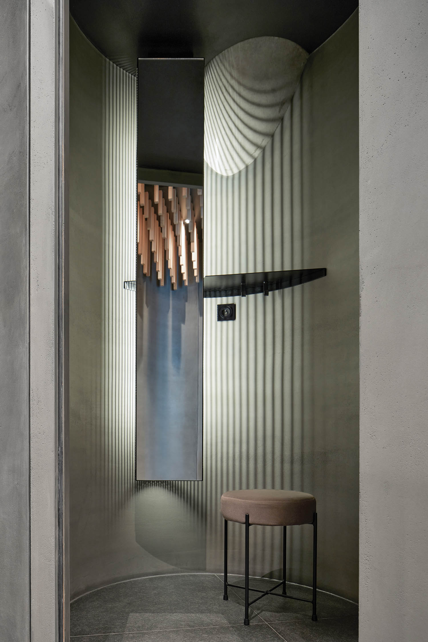 装有奶油墙和镜像的医疗泉水