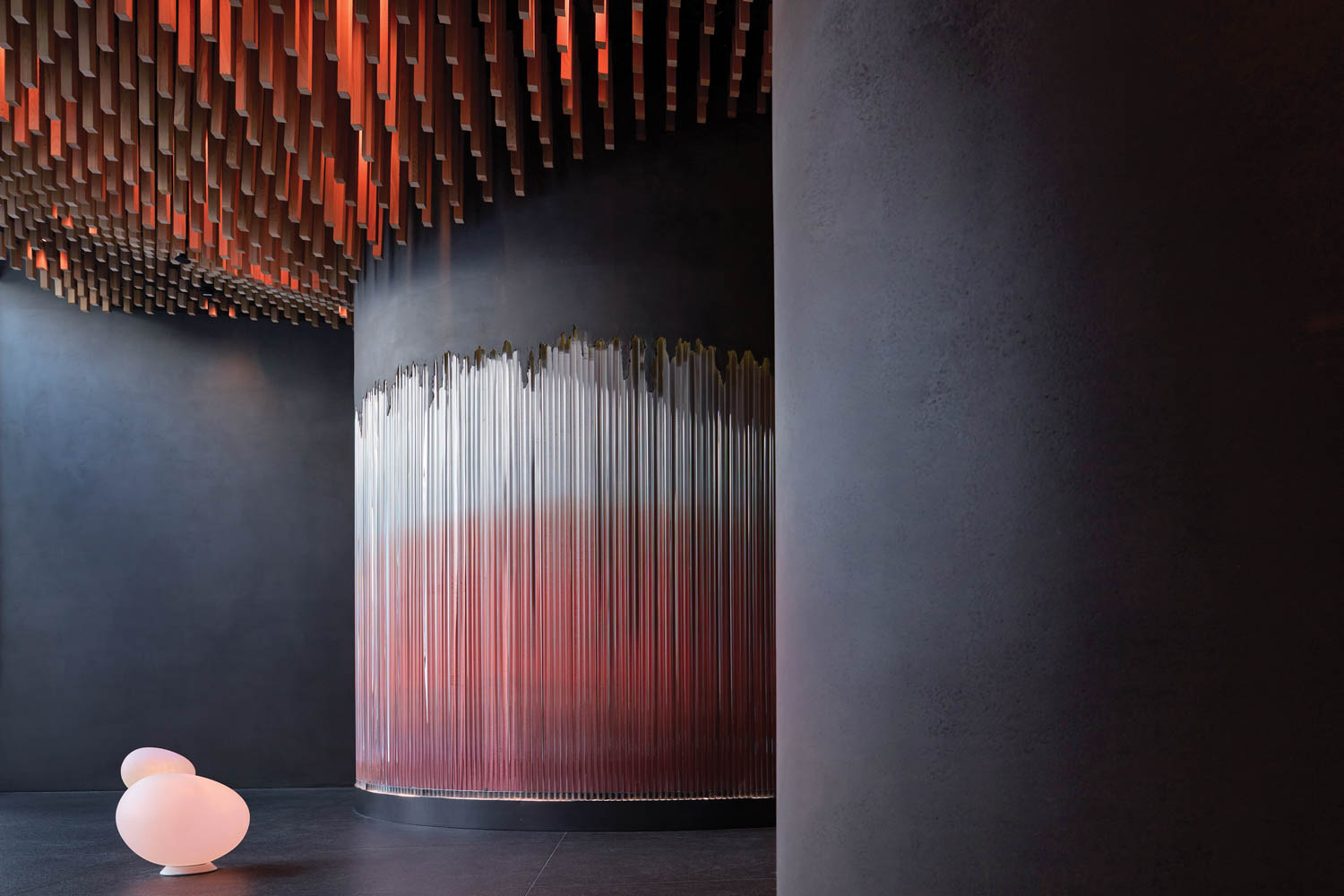 红色和灰色玻璃棒圆墙医学温泉