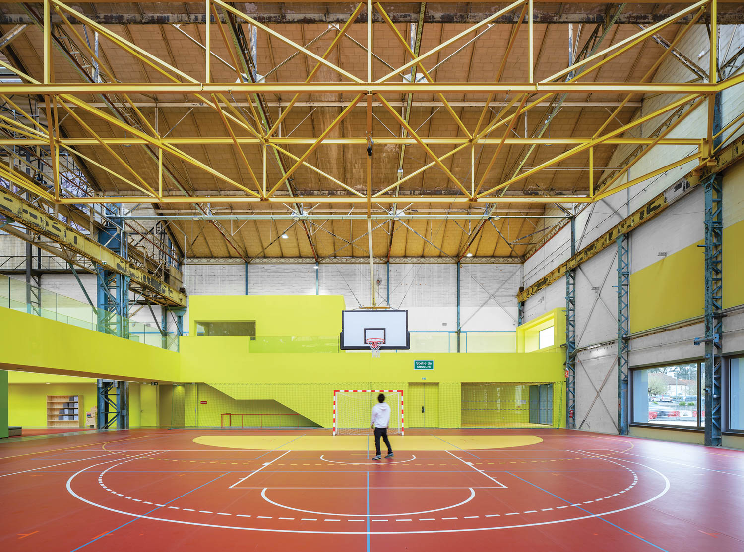 人站中心 有绿墙篮球场