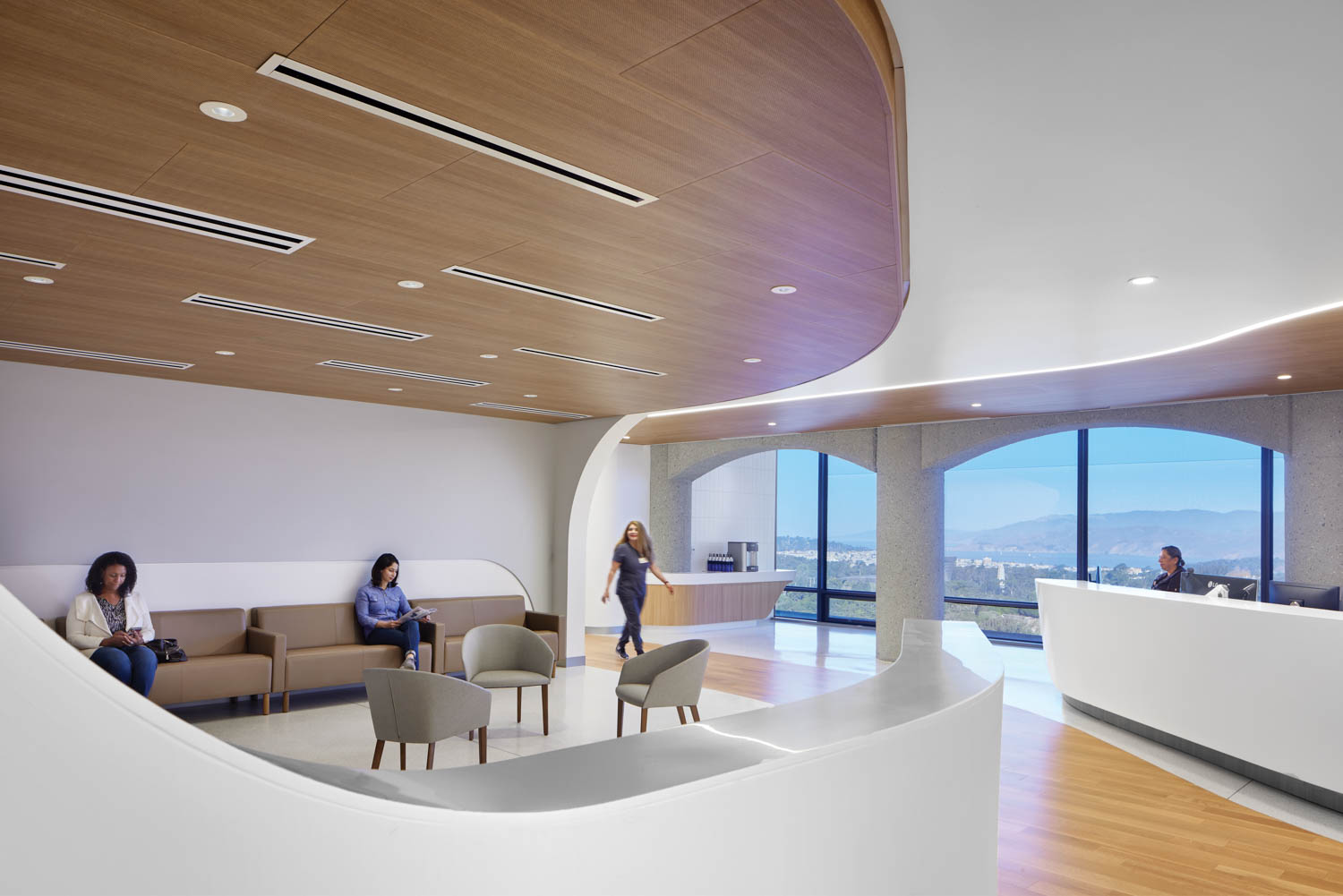 访问者在移植中心等白橡树