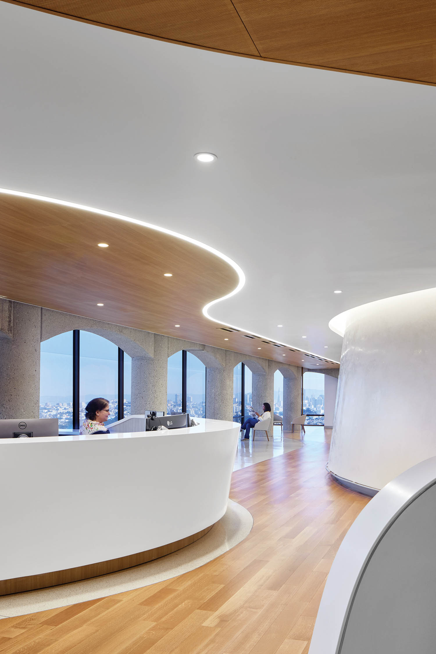 曲速光照亮移植中心欢迎区上方天花板