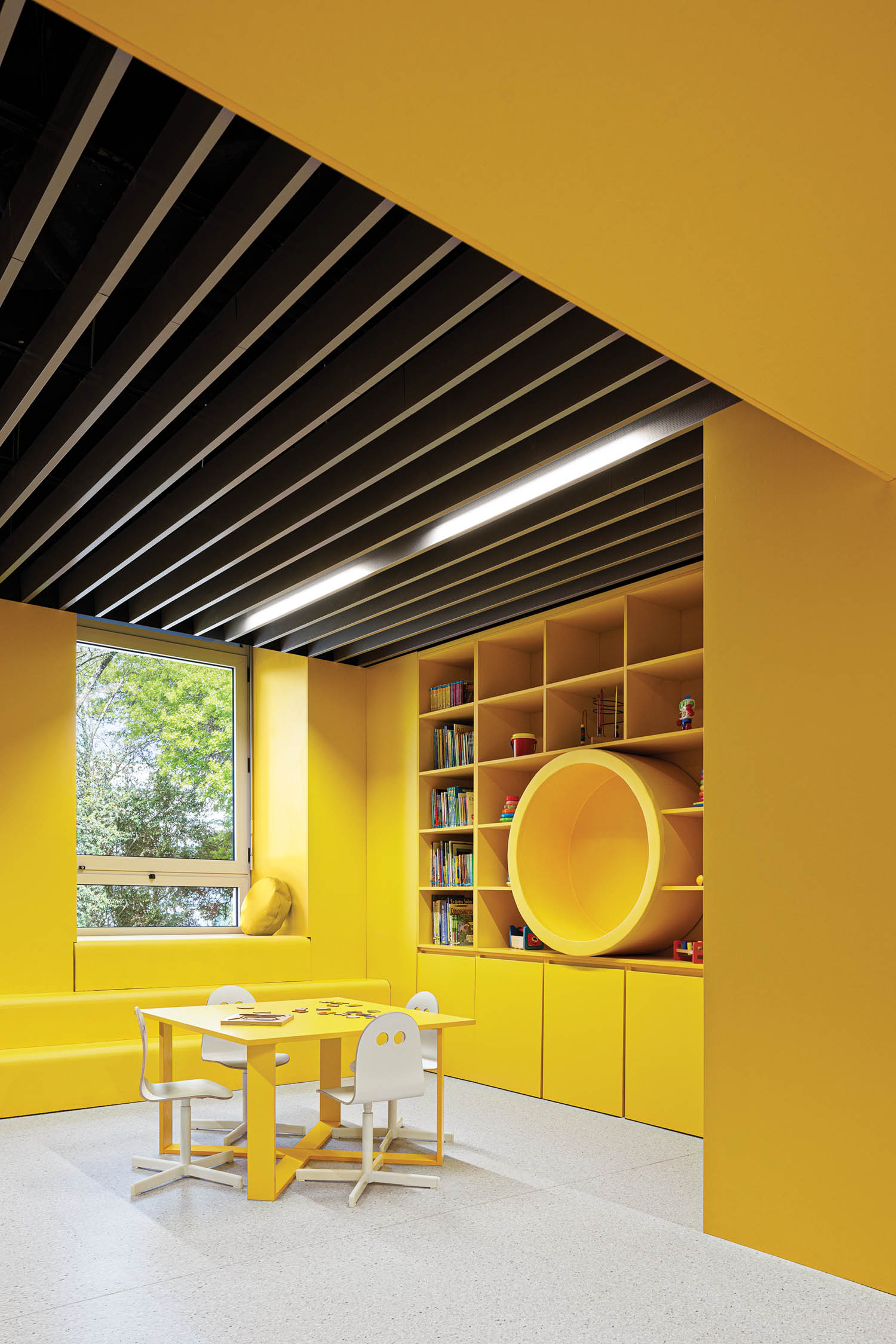 架建书架和表都亮黄