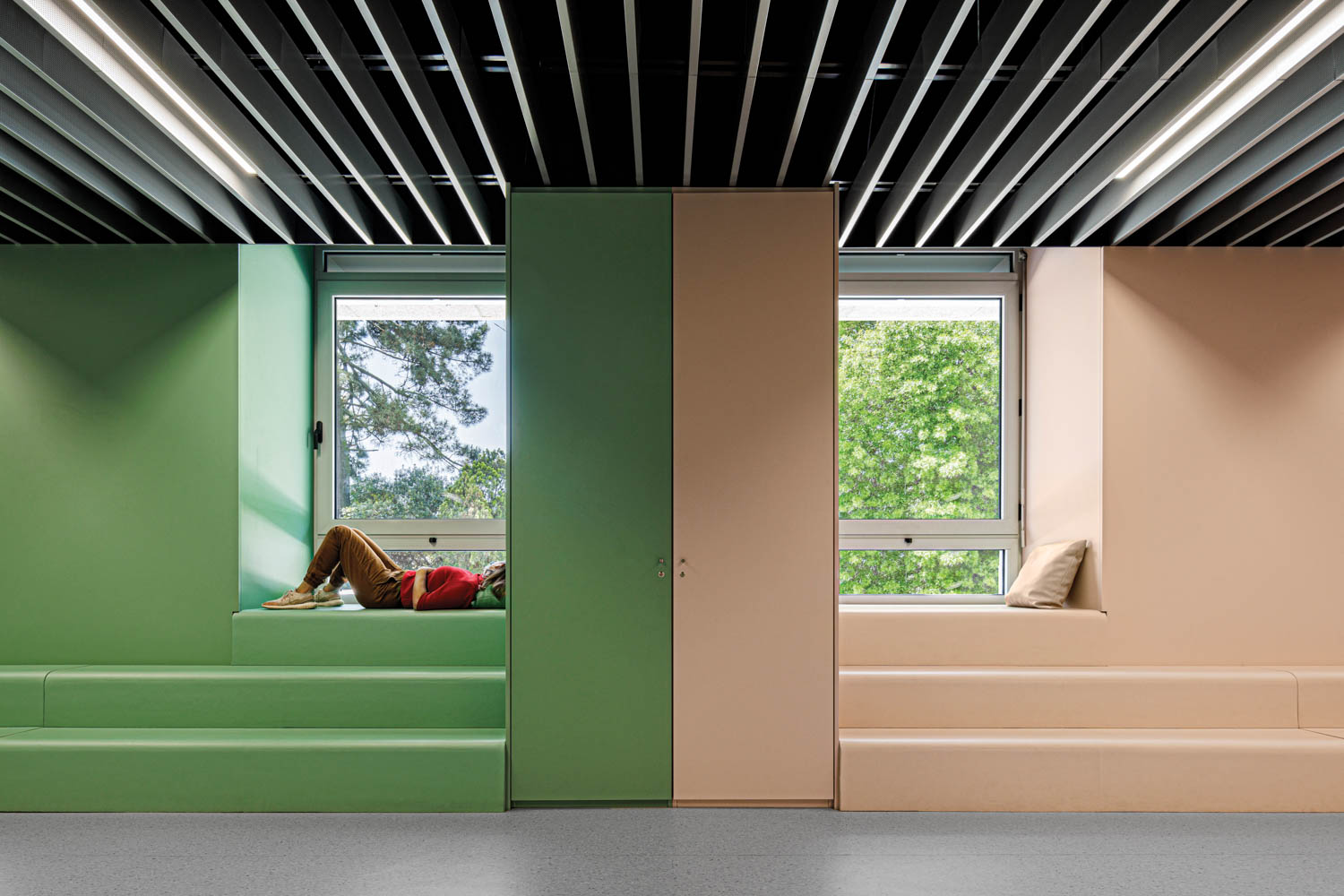 人停在医院小区游乐室窗口