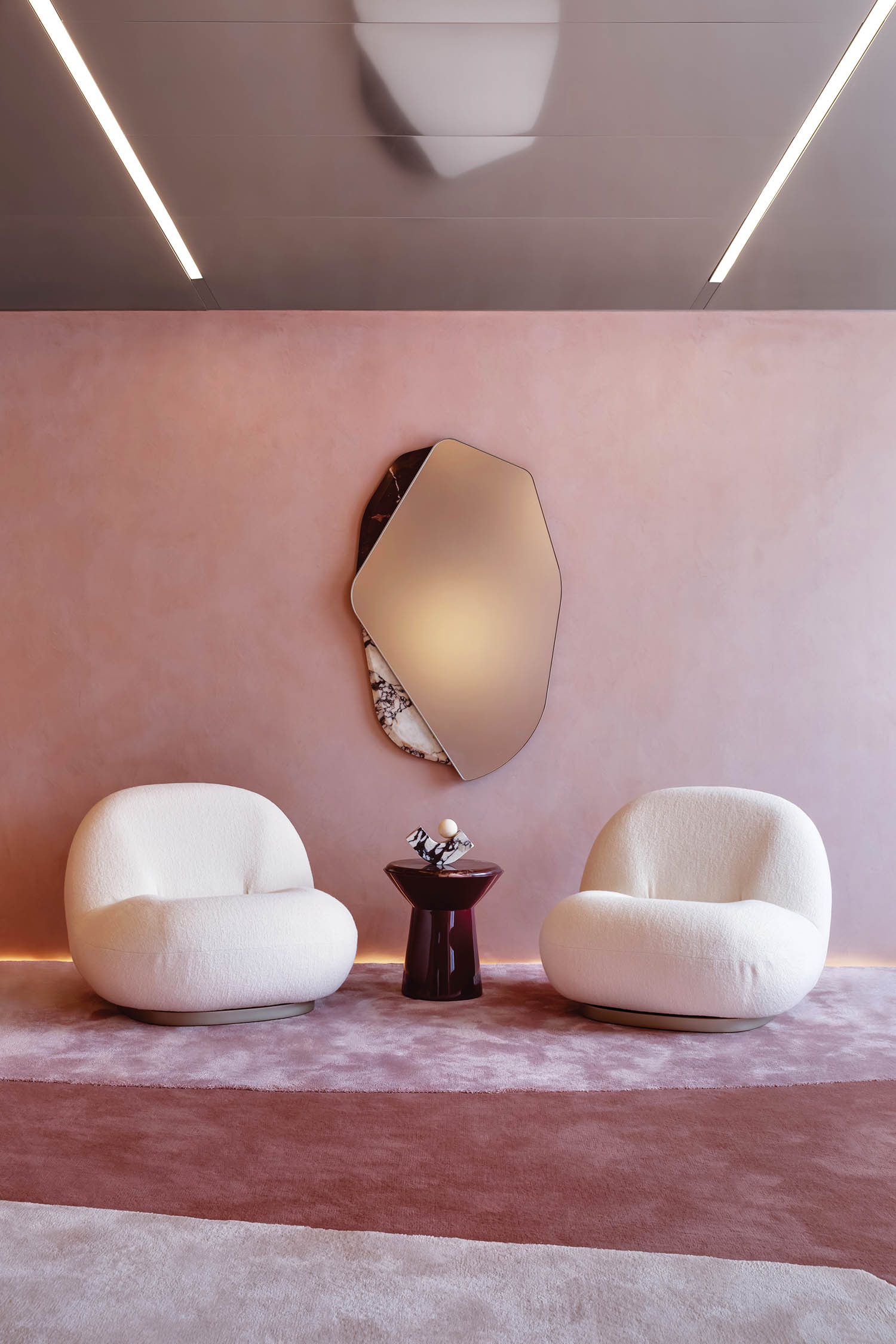 2个舒适座椅下方抽象艺术片