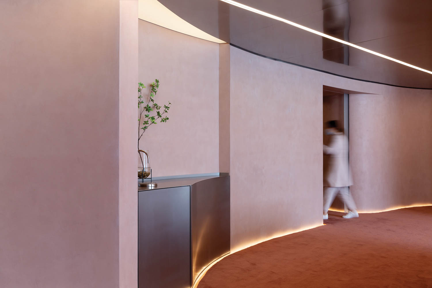 一个女人走进粉红色化妆品诊所门