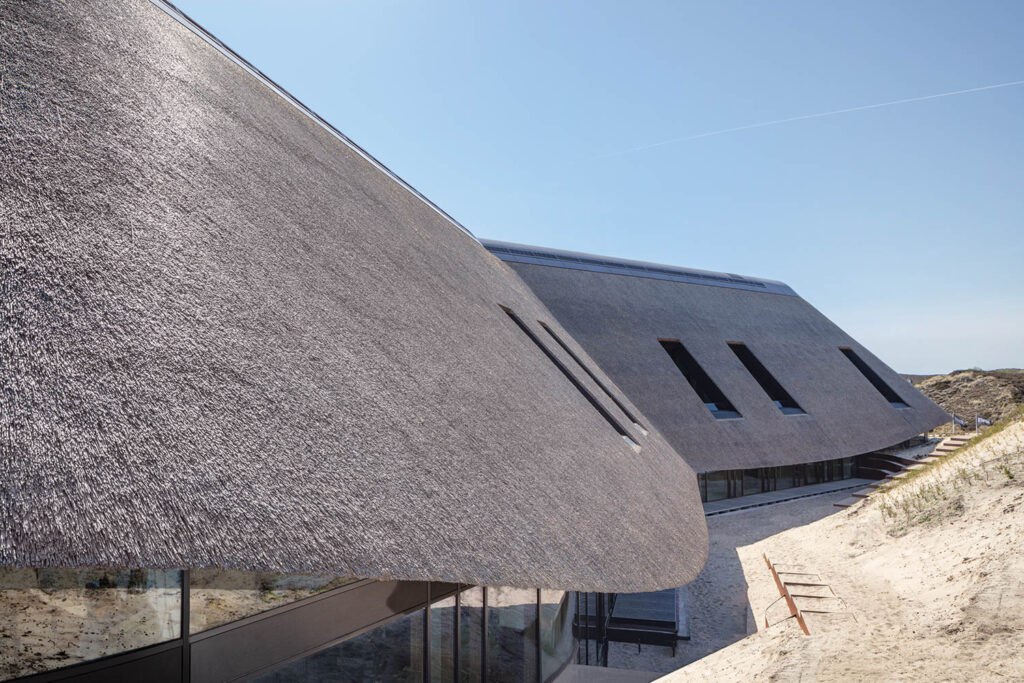 沙丘附近有片状屋顶小屋