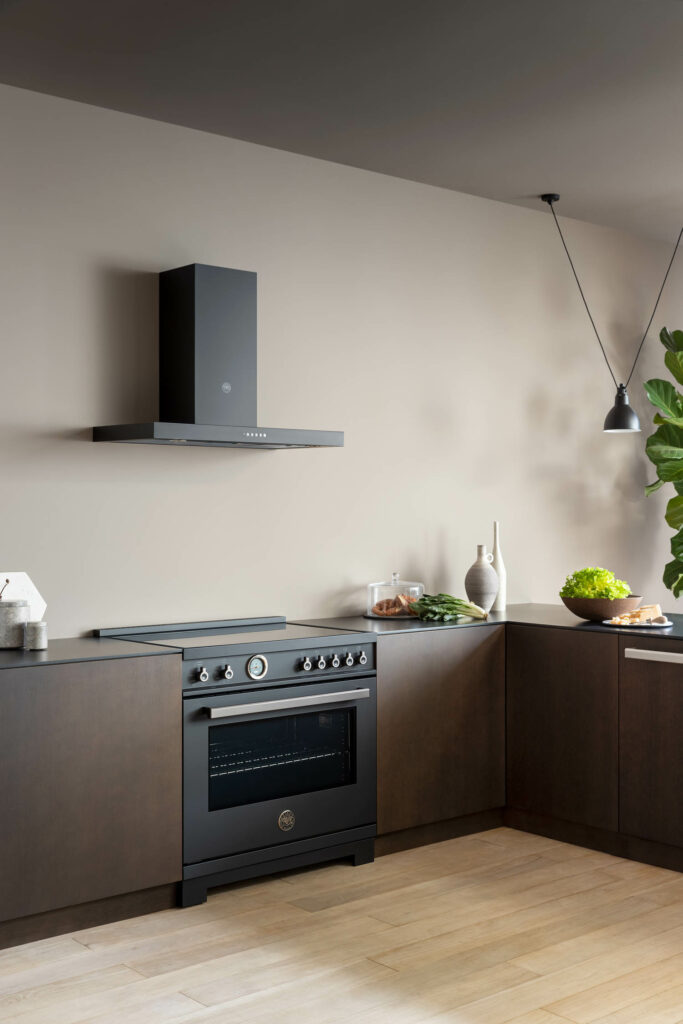 带匹配引擎盖的烤箱