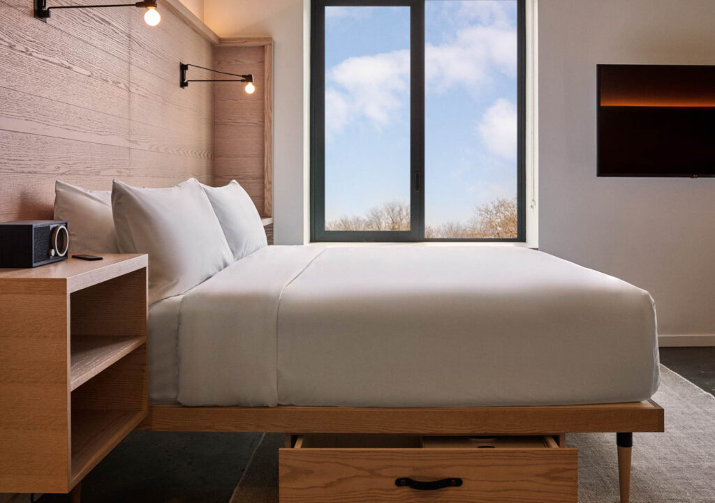 匹配头板、夜架和橡木床存储